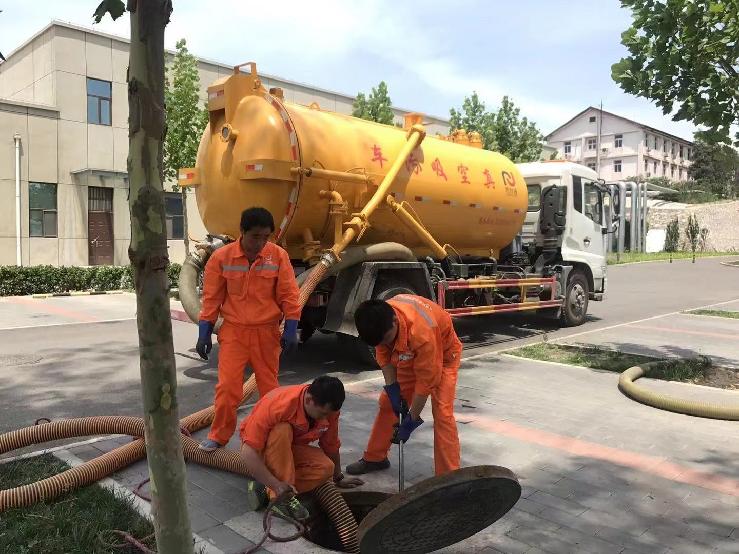 四平管道疏通车停在窨井附近