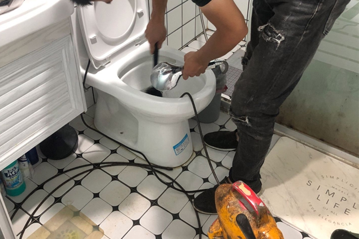 四平马桶堵塞自己疏通还是找师傅？专业上门服务让你省时更省心